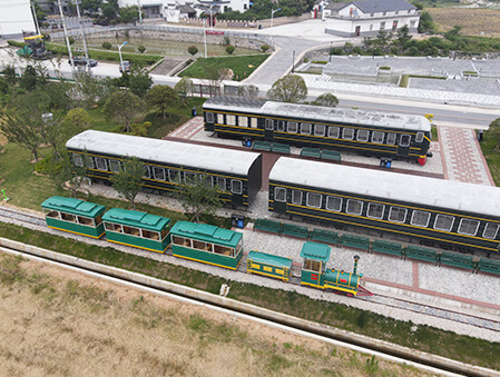 Vintage-Green-Train-10